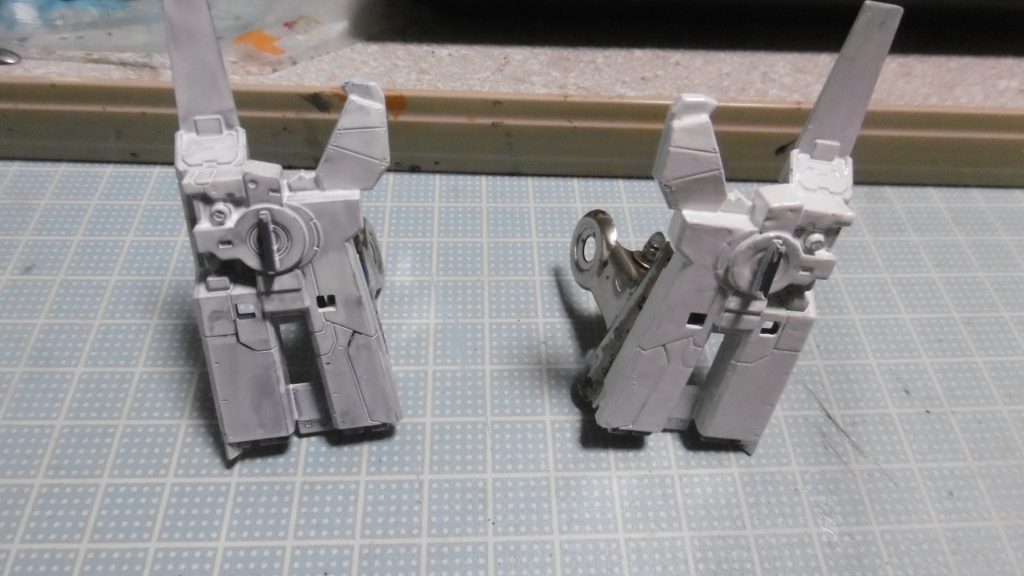 それでも一度で塗るだけでは不十分で、何度も塗り重ねています。写真ではフラットホワイトを使い、左が1度目で右が2度目。これを5~6回ほど繰り返したような記憶(途中で忘れた)