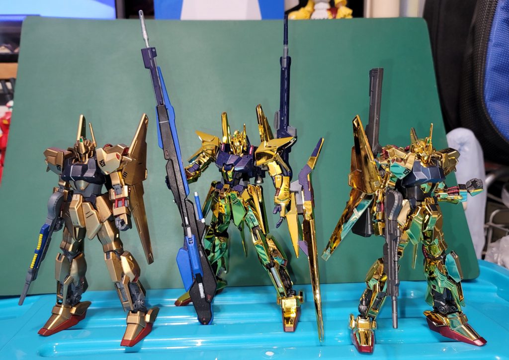 メッキなのでフラッシュを使って撮るとよりピカピカにこうしてみるとハイパーメガランチャーの塗装は少々荒いです……最後に今回の制作の感想としてメッキを傷つけないようにかなり神経を使いました一部アンダーゲートになっていないところはメッキクロム塗料とエナメルクリアイエローでリタッチしようと思ったんだけど効果は思ったほどよくないのでやめましたキット自体は可変機共通の弊害なのか可動範囲はやや狭い上に干渉も多いです色分けに関しては紺一色になっている部分が多いので頑張って塗り分けしましたまた、このキットに限った話ではなくゼータ系全体のビームライフルの銃口はどれも破損しやすく、ちょっとでもぶつけたら折れます(この機体で3回は折れました)