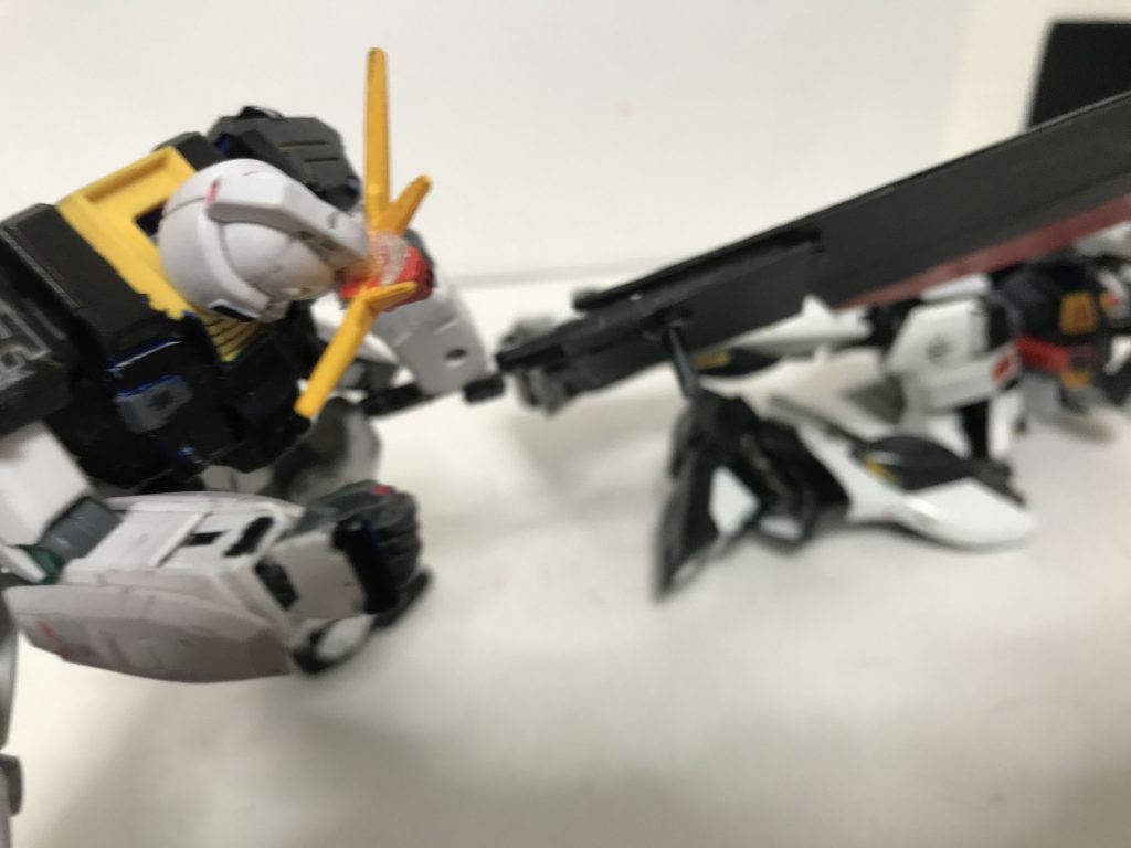 νsガンダムは間一髪のアーマーシュナイダーで受け止めるもののνsガンダム「ぐっ！」大剣の重力によりアーマーシュナイダーは明らかに負けていたνsガンダム「ドァッ！」