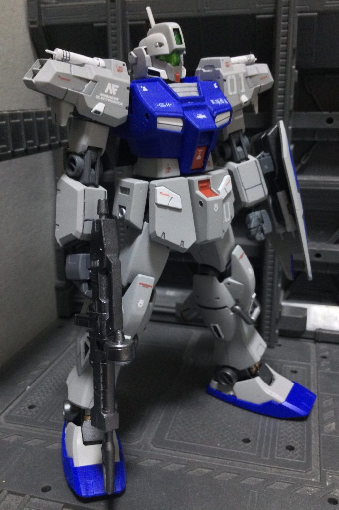 改造は特に大したこともしておらずwビームサーベル先を真鍮線に替えるくらいの形状変化ですね。後ハメ加工など割と記事が見られたので助かりました。(膝・膝・肩はすべて後ハメ)自分的に一番悩んだのはデカールのセレクトですね。「閃光のハサウェイ」のマフティーよろしく、反連邦組織のテロリスト所属機という設定なので、キマるロゴが使えないので、所属艦であるケラウノスの頭文字をマーキングとしました。AEは入れるべきではなかったかもですが、AEのパーツでチューンUPされたそうですので…妄想膨らませてちまちまと貼りました。RX78タイプのライフルをさりげなく持ってるのが渋い。バイザーパーツを当キットに使用した為、前回投稿のジム改のバイザーはおゆまる君でUVレジン複製しました。