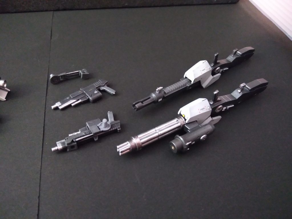 射撃武装はショートビームライフル２丁、ビームスマートガン、ビームガトリングガンです。ショートビームライフルのマガジンぽい部分には実弾が入っており、切り替えでマシンガンとなります。ビームガトリングの一見小さいレドームのような筒は実弾が格納されたマガジンで、こちらも切り替えで実弾を発射する事が可能です。