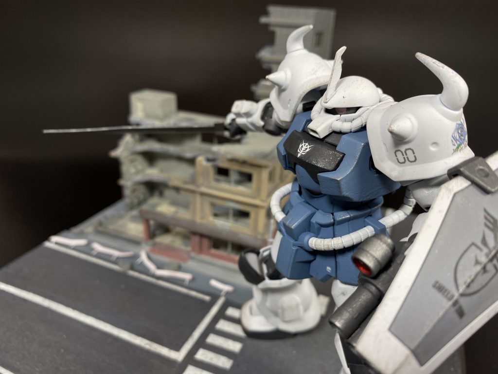 サムネを別角度から。以前作った市街地ジオラマが似合います☺️また肩のパーソナルデカールや各部の首都防衛大隊マーク、シールドオブジオンマークなどは自作の水転写デカールにて再現しております^^