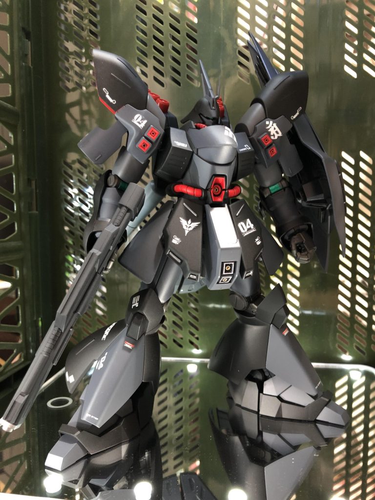 メッサーが欲しすぎて咽び泣く今日このごろ、似たような図体のお手付き放置していたサザビーをメッサーみたいな配色パターンで...という作戦でしたが、まったく予想通りではないサザビーが出来ました😓