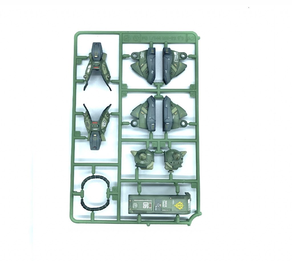 下半身の筋彫りはRGなどを参考に彫りました。シールドは適当(^◇^;)