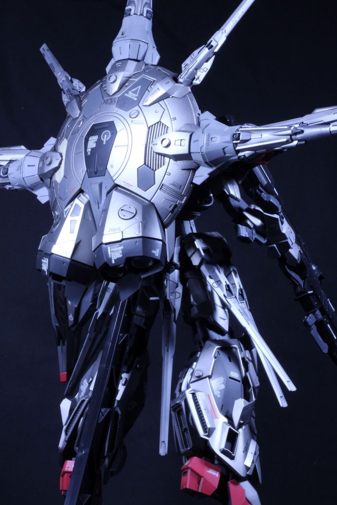 メインカラーはスーパーチタン2ですが、ドラグーン系はただのシルバーで塗装。グレー部はガイアニュートラルグレー3と4、ブルー部は黒ではなく実はミッドナイトブルーです。完全に黒になってますが🤣レッド部は調色した鉄板レッドを使用してます