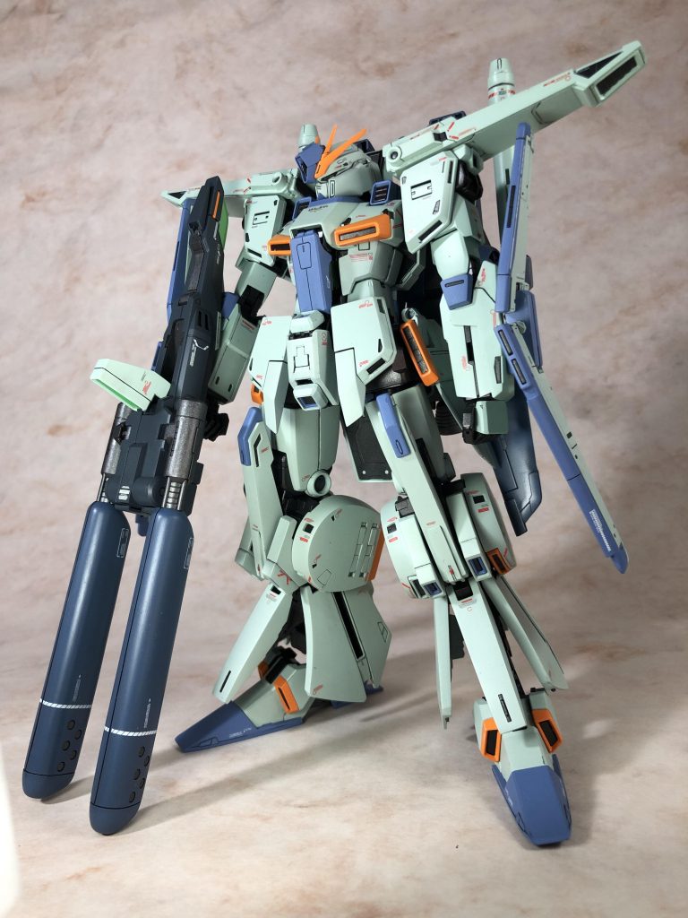 中の人カラバリ②このキットはプレミアムバンダイのバリエーションキット並みに余剰パーツが入っているので胸周りのパーツを何点か2パターン塗装して遊んでみました。