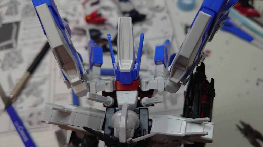 シナンジュのバックパック部分が少し寂しい感じがしたのでハイニューブレイブのサイドスカートとハイニューブレイブ余剰パーツの踵部分を切って接着してます