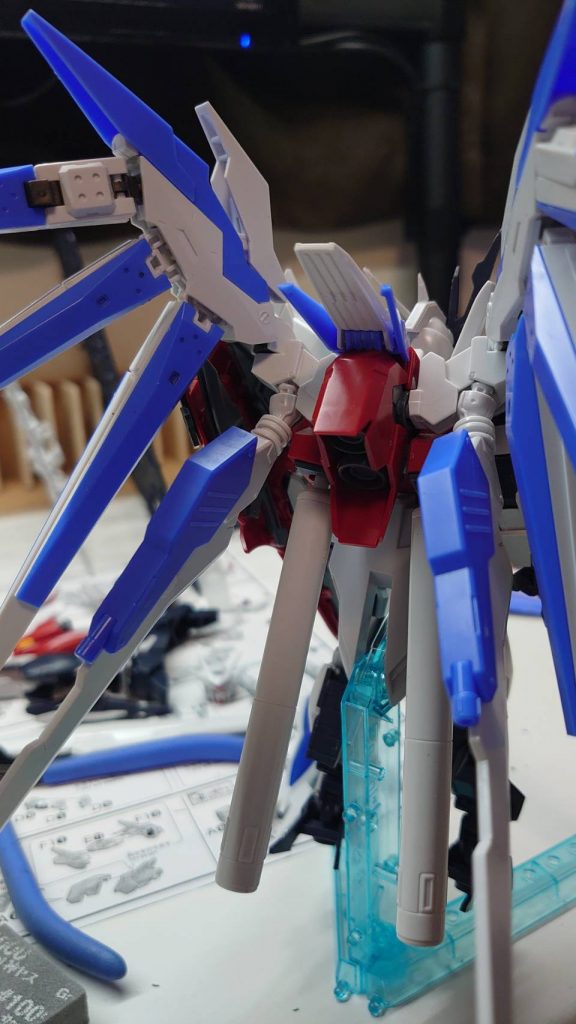 シナンジュバックパックのスラスター穴がハイニューブレイブのファンネル部分とサイズがピッタリだったので軸を少しだけ延長し安定させました。ハイニューブレイブのブレイド部分が加工無で差し込んでみたら刺さったので使ってます(笑)