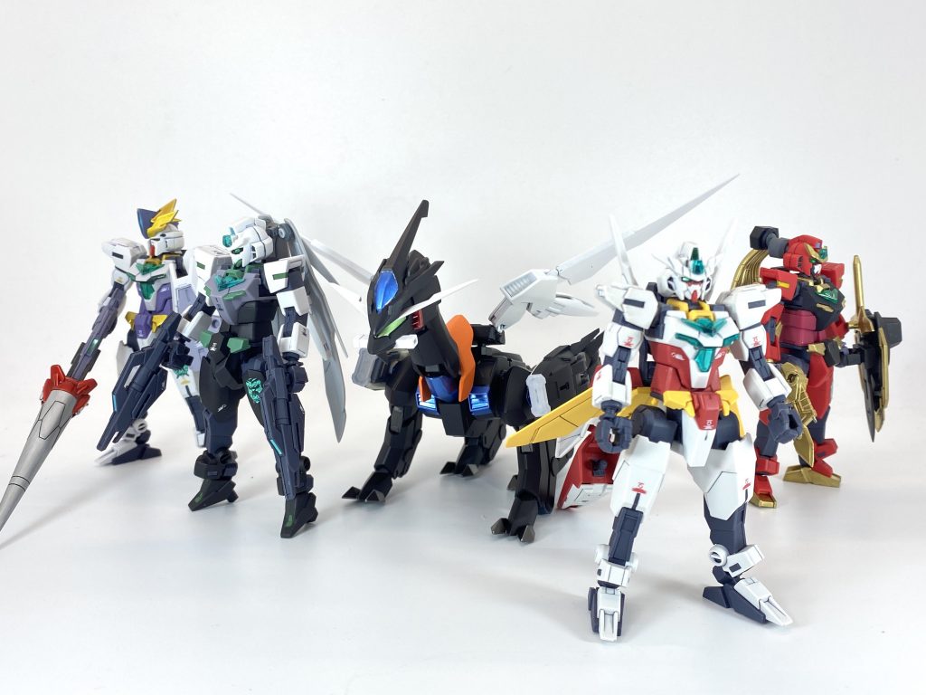 最後にBUILD DiVERSのコアガンダム達と並べて。以上、クアッドラゴゥでした。ブログにもここには載せきれなかった写真や設定を書いてますのでぜひご覧くださいm(._.)m↓https://puramonooshiire.com/finished/6027/