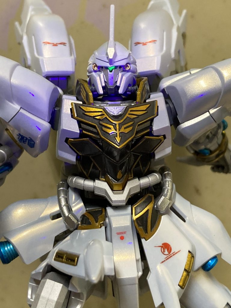 本来のヴァイスシナンジュのエングレービングは赤なのですが金の方がかっこいいかなと思い塗装しました。