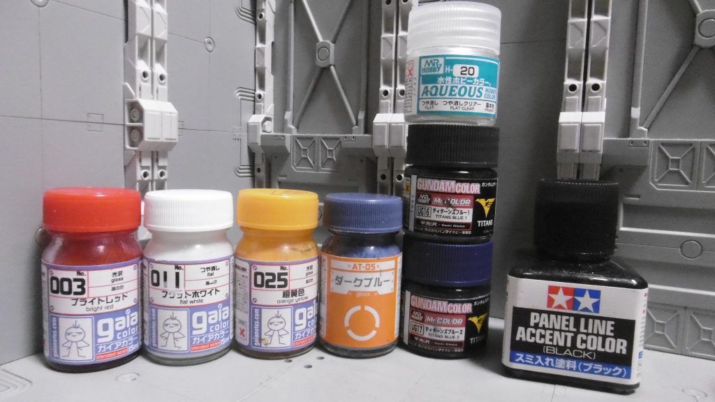 成型色が暗いので、比較的隠蔽力が強め(だと思っている)な、ガイアノーツカラーを中心に。フラットホワイト → 黄橙色 → ダークブルー → ティターンズブルー2 → ティターンズブルー1 → ブライトレッド → スミ入れ塗料 → 水性つや消しクリアー の順に使用。一部の工程ではこの順序を無視しています。ボトムズカラーのダークブルーと成型色は、ほぼ同色でした。