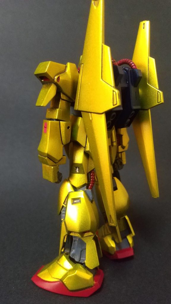 僕にしか見えませんが肩側面のバーニアはくり貫いて長方形のパーツを埋め込んでいます