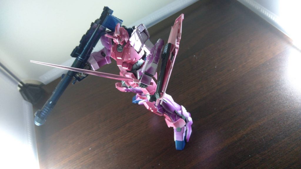 あんまりガンプラを作らない友人が作ってくれたので投稿しました。「このガンダム色が無い！！」とユニコーンガンダムの事を「色塗り忘れちゃったガンダム」と言ってたので、じゃあ塗ってみてくださいと塗ってもらいました。ランナー状態のパーツをイージーペインターで塗装。パーツ本来の白統一を活かすために全塗装ではなく、グラデーションっぽく塗りました。「かわいいガンダムを作りたい！」のコンセプトの元、基本はピンクのメタルカラーで塗装、ネイビー部分と武器はダークブルーで塗装しました。