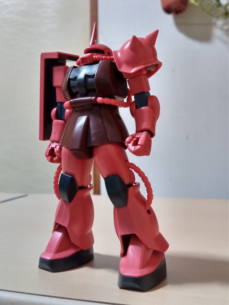 股関節の幅詰め、前下方向移動、前垂れの角度変更で、脚長に見えます。あおりショットも効果的。