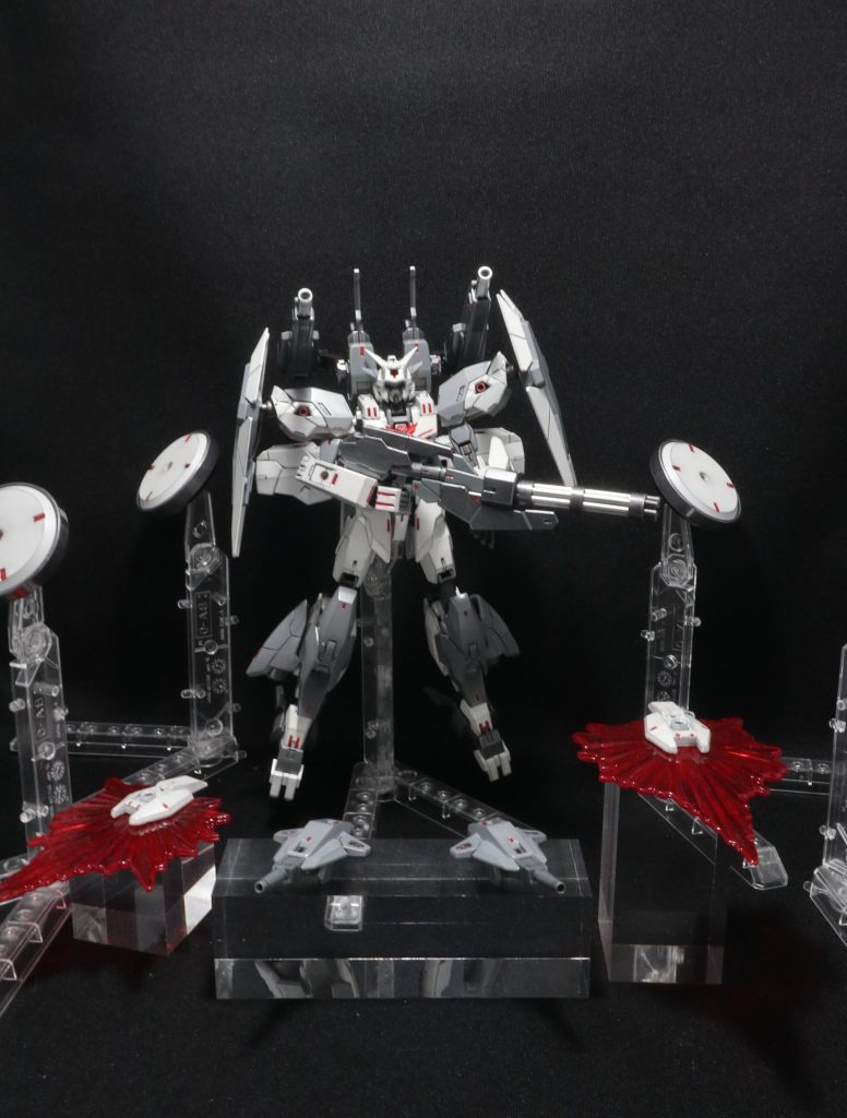 ビームシールドビットとマニファービット。ガトリングはKOTOBUKIYAのガトリングパーツと2mmプラ棒で製作