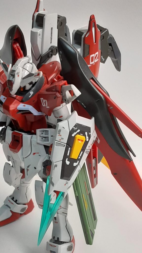 バエルは背部のスラスターウイングとブレードホルダーを使っています。デスティニーは長射程ビーム砲の装備位置の変更と、シールドにAGE2マグナムのシールドのブレードを追加しています。