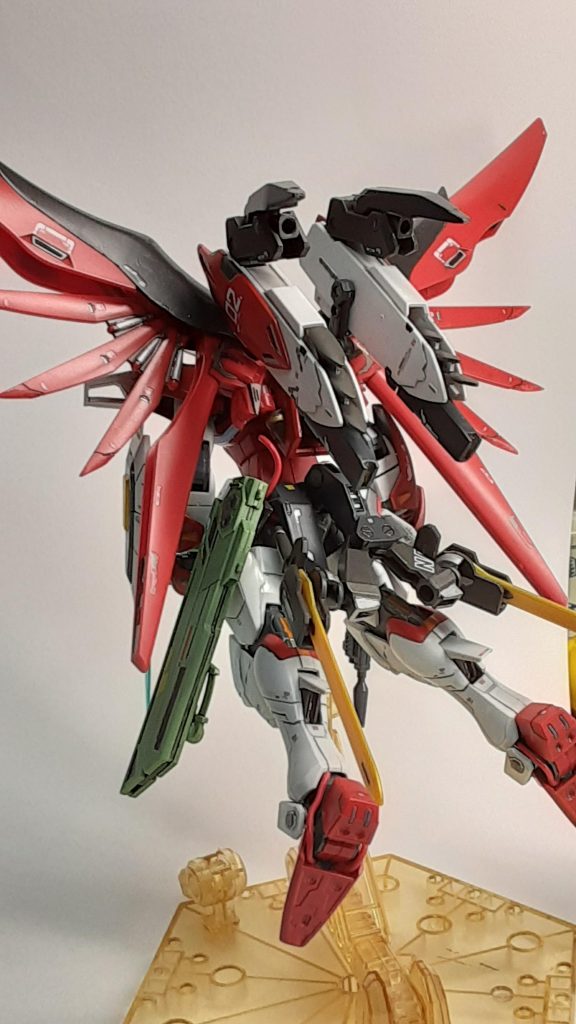 スラスターウイングと、デスティニーの翼はかなり自由に動かせます。