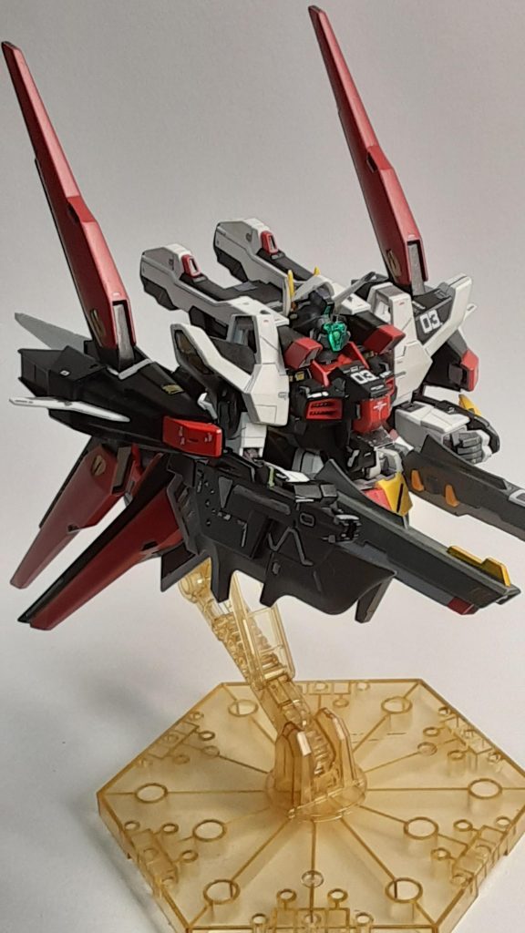 バックのスカートが可動するのでそれをいかして軽い可変機にしました。イメージはナラティブガンダムA装備です。スタンドの穴を移動させたのも、元の穴に追加でプロペラントタンクを装備させるためです。