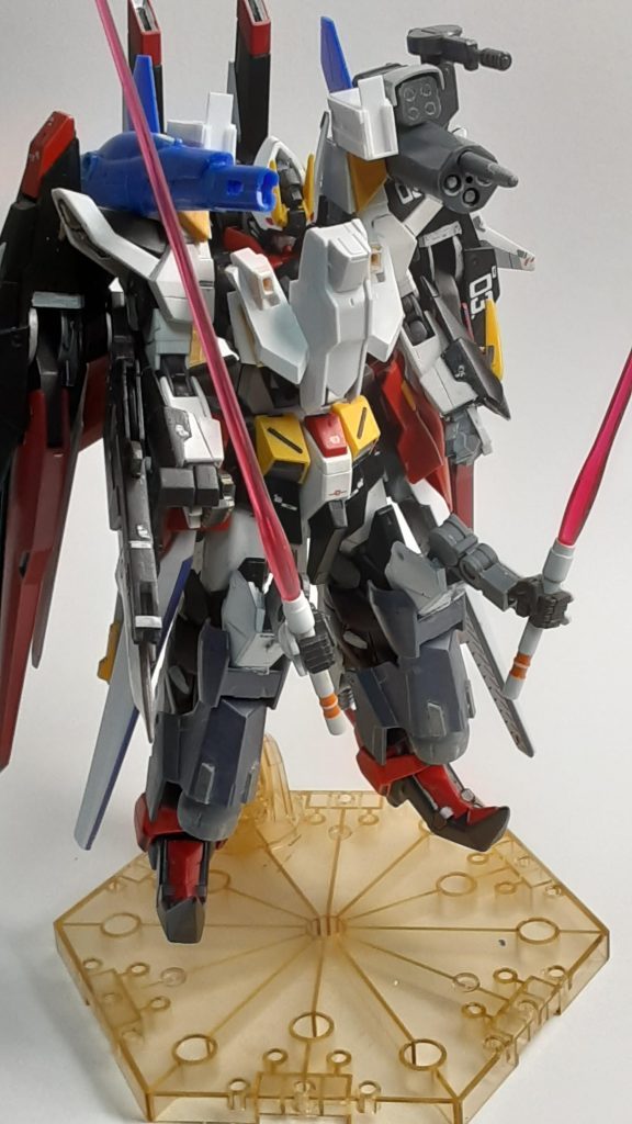 未塗装ですが、「決戦用装備」を追加で作ってみました。左肩に実弾系のミサイルポットなどで、右肩肩は、ビルドブースターの砲身を切り詰めたビーム砲を装備しています。元のサイドスカートはストフリのギミックで移動させ放熱フィンを装備させています。脚部はグレイスアインの脚部アーマーをくっつけたもので、サブアームはストライクの腕を切り詰めたものです。胸部はΞガンダムをイメージしています。