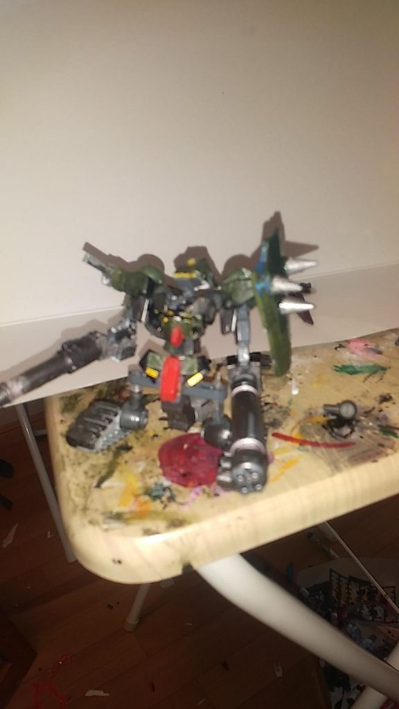 後ろについているセラフィムガンダムWA(ウエポンアーミー)の姿です。ガンダムというよりはガンタンクですね~。