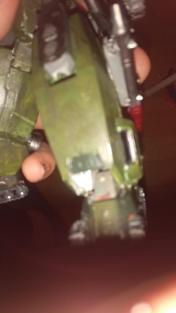 塗装にこだわりました迷彩みたいするためにカーキグリーン(水性)黄色(油性)青色(油性)を使っていますさいしょに(1)カーキグリーンで全体を塗る(2)カーキグリーンと黄色(青色)を混ぜる(3)(2)の塗装を適当に塗る(4)水滴を当てる以上です