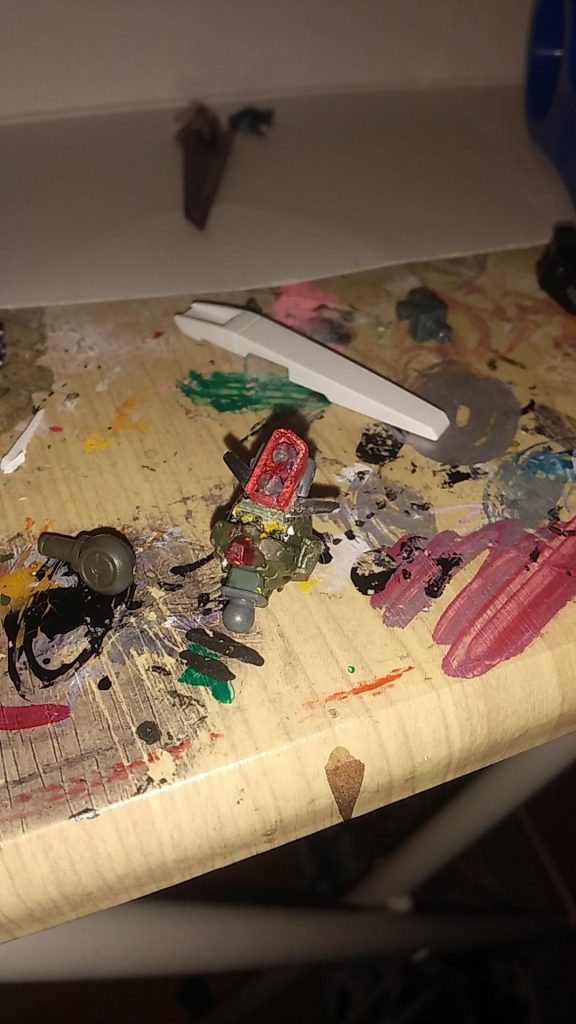 頭の額部分に力を入れましたさいしょに(1)プラバン厚さ0.5を使って箱の型を作る(2)ランナーの端くれを2つに切り取る(3)箱をつくる(4)ランナーの端くれをいれてボンドで固定する(5)色を塗る(6)頭にボンドで着ける以上です