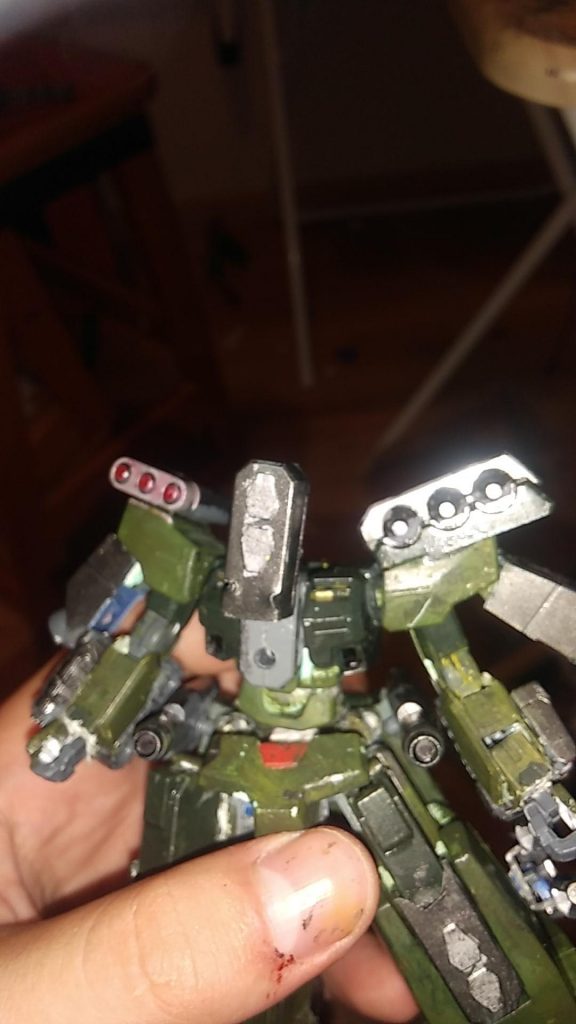 胸が動く用にしているこれは変形するときに使う穴です