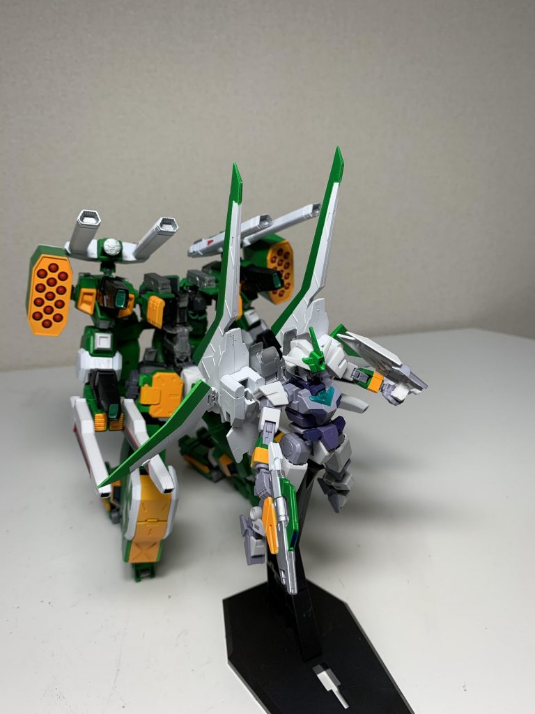 ヴィートルータンクを直立させ、胸部装甲を展開。「ドッキングセンサー！」「コアチェンジ！ドッキング・ゴー！！」