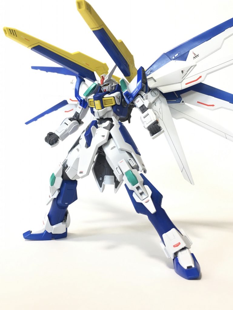 一応羽根ビーム(バラエーナプラズマ収束ビーム砲)も撃てます。これで遠距離攻撃もばっちりです。緑っぽい部分はカラーリングのアクセントになるように、メタリックグリーンで塗装しています。