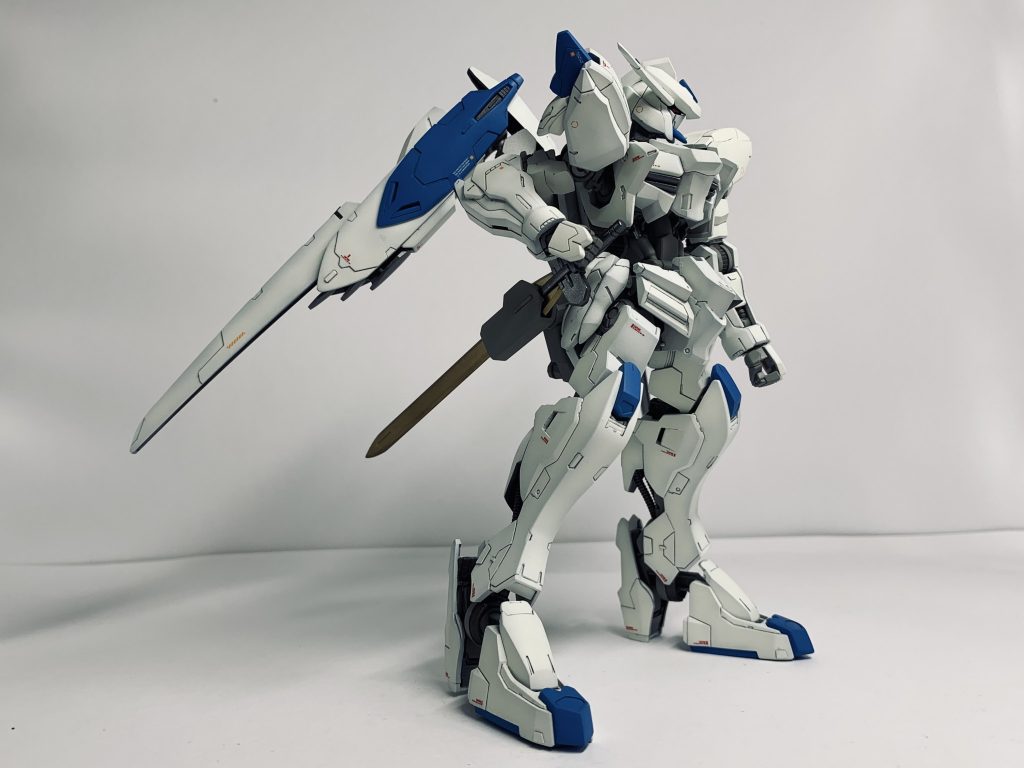 全身にちょこちょこモールドを増やし、エッジが立つよう表面処理。