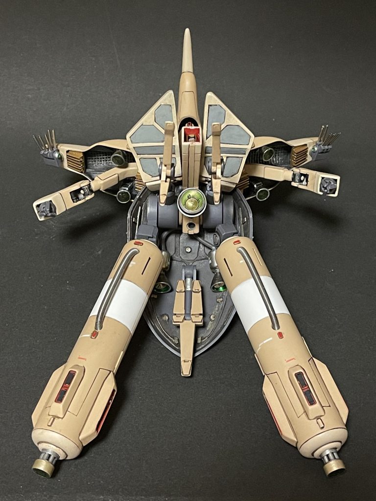 当初、タンク接続部にBJを仕込む予定でしたがタンク部を長く見せたかったのでタンクその物を延長せずHGUCジェスタの股関節パーツを連結させる事でタンクの左右への可動範囲確保とタンク全体が長く見える様にしてみました。アーマーやスカートの裏はそれなりに頑張っては見たもののイメージとは程遠い物になってしまいました。