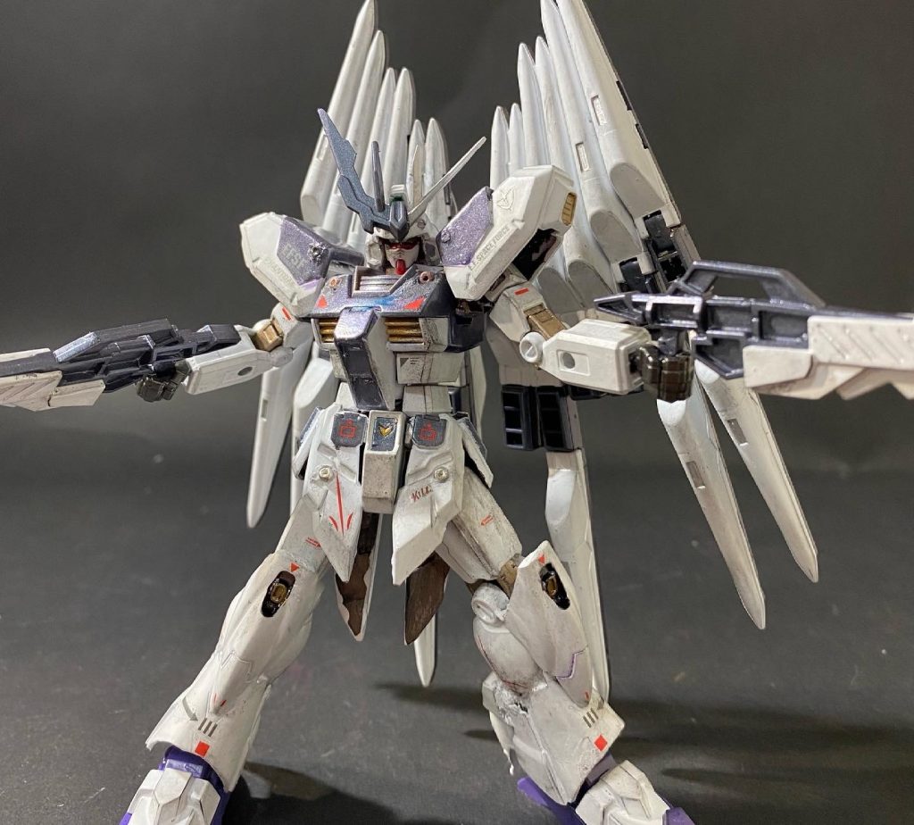 ヘッドをくり抜きガンダムフェイスを移植ガンダムデカールとハイキューデカールを貼りました。