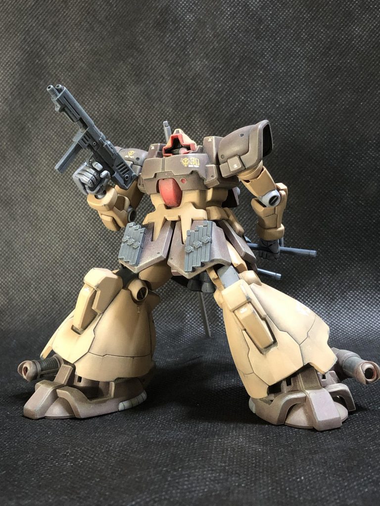 ちょこっとだけ説明文の更新成形色仕上げということもあり、極力色を塗らなくてもいい方向で改修してます。改修箇所は首周りの段下げ、モノアイの稼働とクリアパーツ化、足首の延長、ダクトのくり抜き、膝関節の干渉部分の削り込みです。