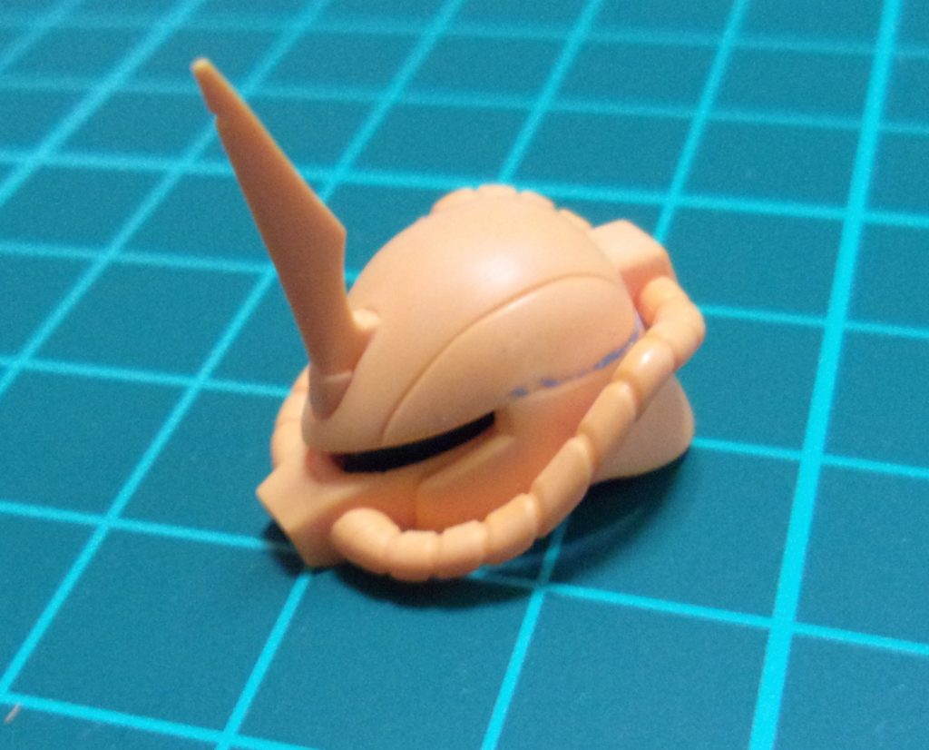 キットの顔はモノアイレールの上下幅が広すぎてトボケた顔に見えるので、頭部を上下に詰めて目付きを鋭く。