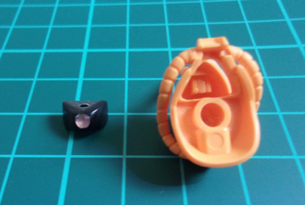 モノアイをクリアー化し、頭部下面をくりぬいて後ハメ出来るように加工。