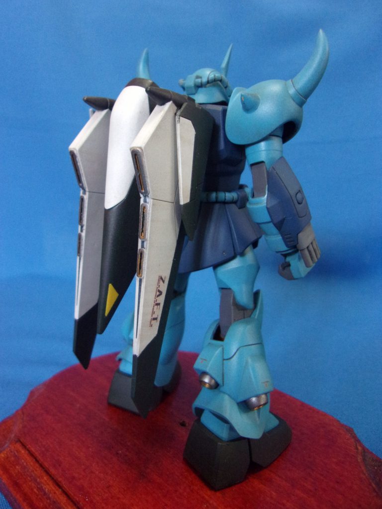 右腕のシールド穴には蓋をしています。差してあるだけなので裏から押せば外せます。