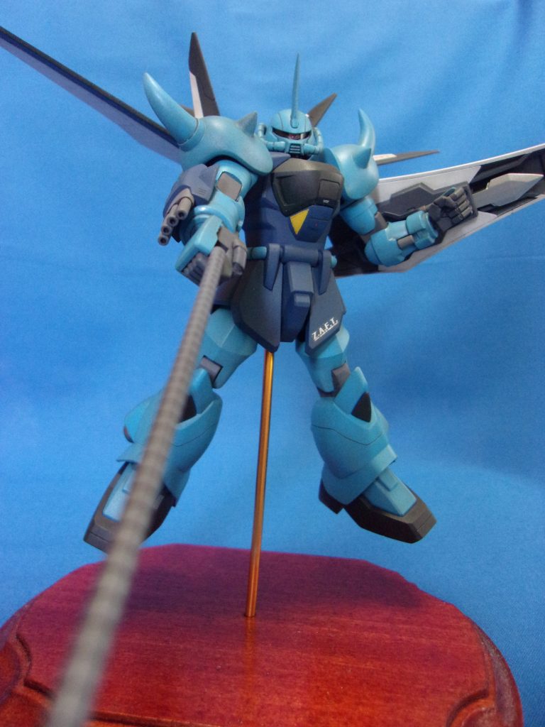 スレイヤーウィップがクリアーパーツなのは違和感があったので、グレーに塗ってしまいました。