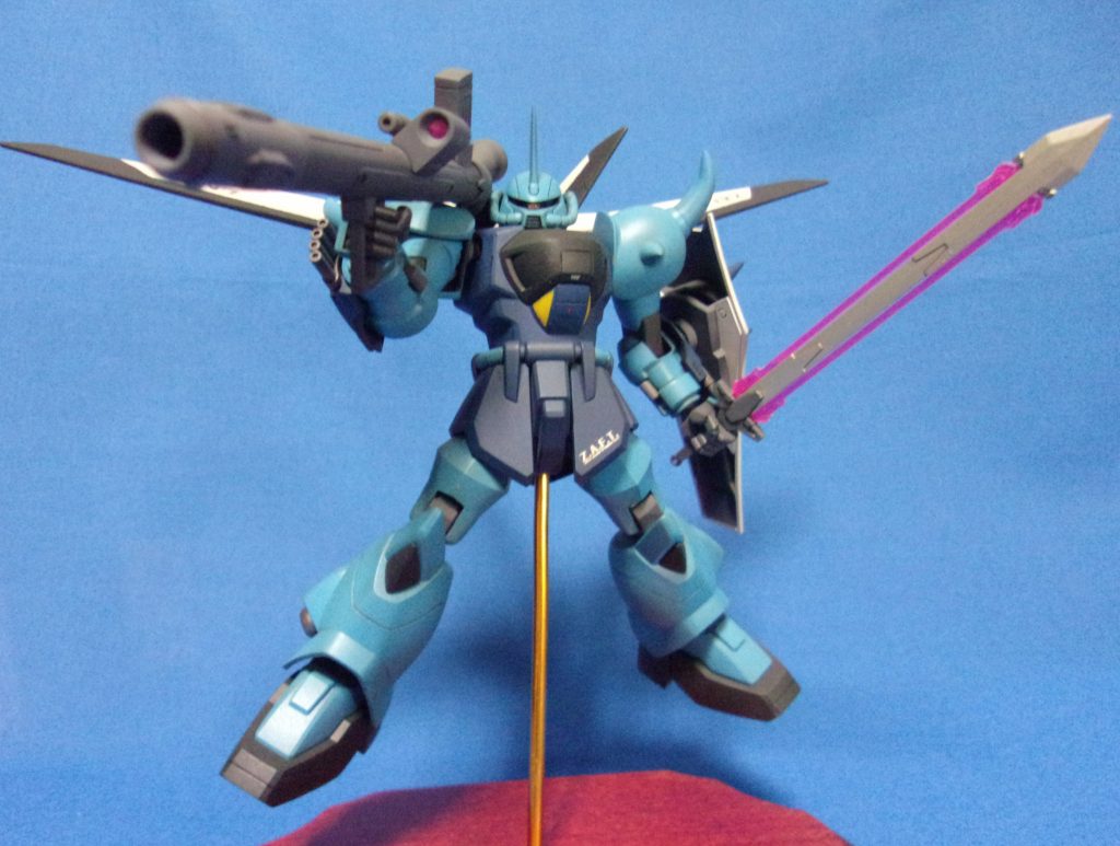 テンペストの刀身は薄めの金というイメージだったのでシャンパンゴールドで塗装しました。キットのままだと刀身とビーム刃の長さが合わず反ってしまうので、長さを調整しています。