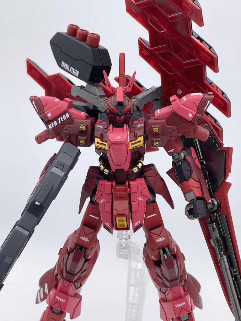 全体的にサザビーを意識したカラーリングにしました。動力パイプが味気なかったので、メタルパーツとスプリングでそれっぽく作ってみました。