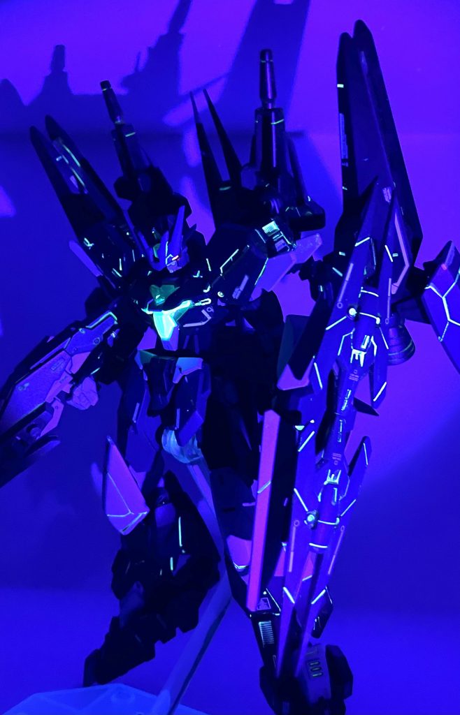 夜間仕様ということで、蛍光塗料による発光しようとしました。