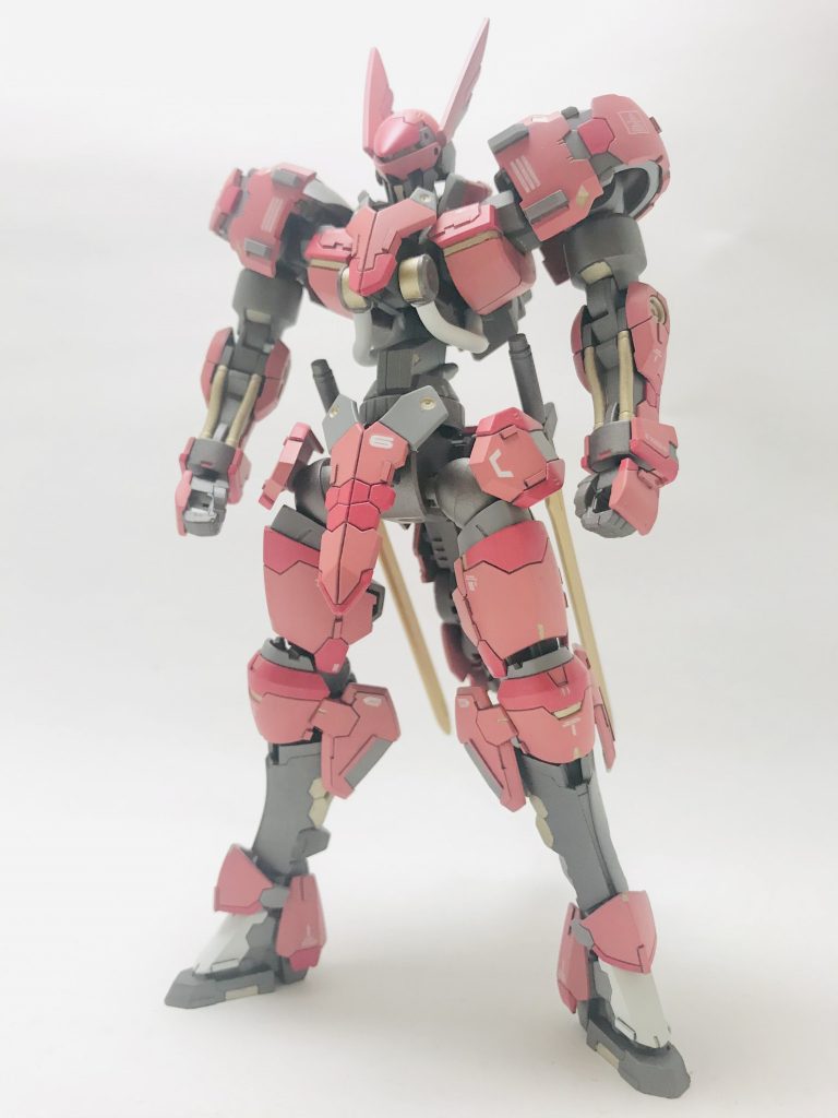 元々速そうなグリムゲルデをさらに速そうにーーということで、肩やサイドアーマーを小さくし、ライフルも持たせない、ピーキーすぎてマクギリスにも無理そうな機体に仕上げました。