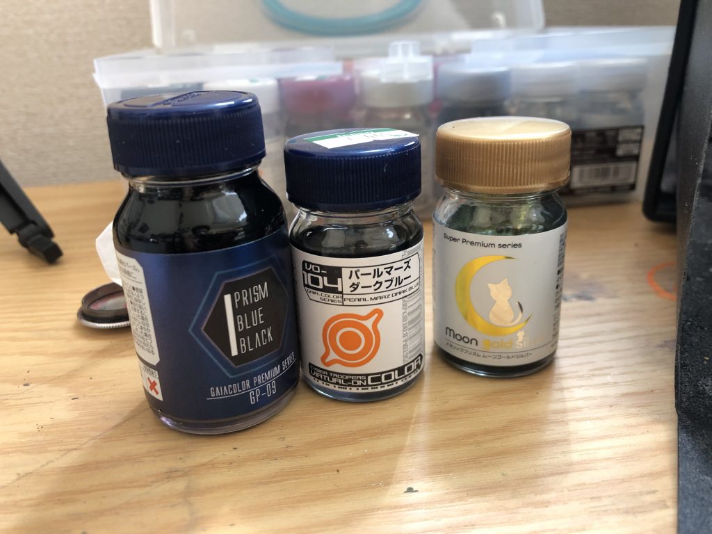 使用した塗料の一部。こんなパッケージの小瓶だよ。