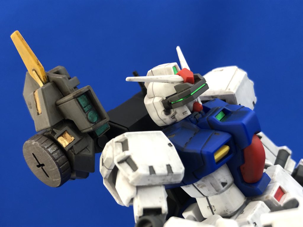 センサー類はバックパック右側にジャンクの寄せ集めで作ったセンサーユニットを装備し、顔にバイザーを装着。オプ○ィックブラスト!