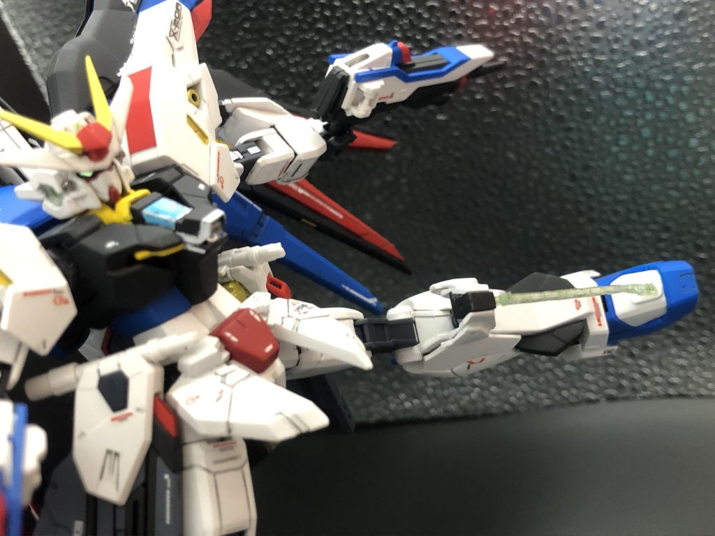 こいつは射撃機体だと言ったな…あれは嘘だ。( ゚Д゚)と言わんがばかりの唐突なギミック!隠者に搭載されていたグリフォンビームブレイドを脚部に搭載しています。ライフルで両手が塞がっていても使用できる、近接迎撃兵装!隠者の好きな部分なので、搭載してみました~。こちらはミキシングではなく、膝のアーマーを可動式に改造した上で、つま先にプラ板で自作したビーム発振機を取り付けて表現しましました。