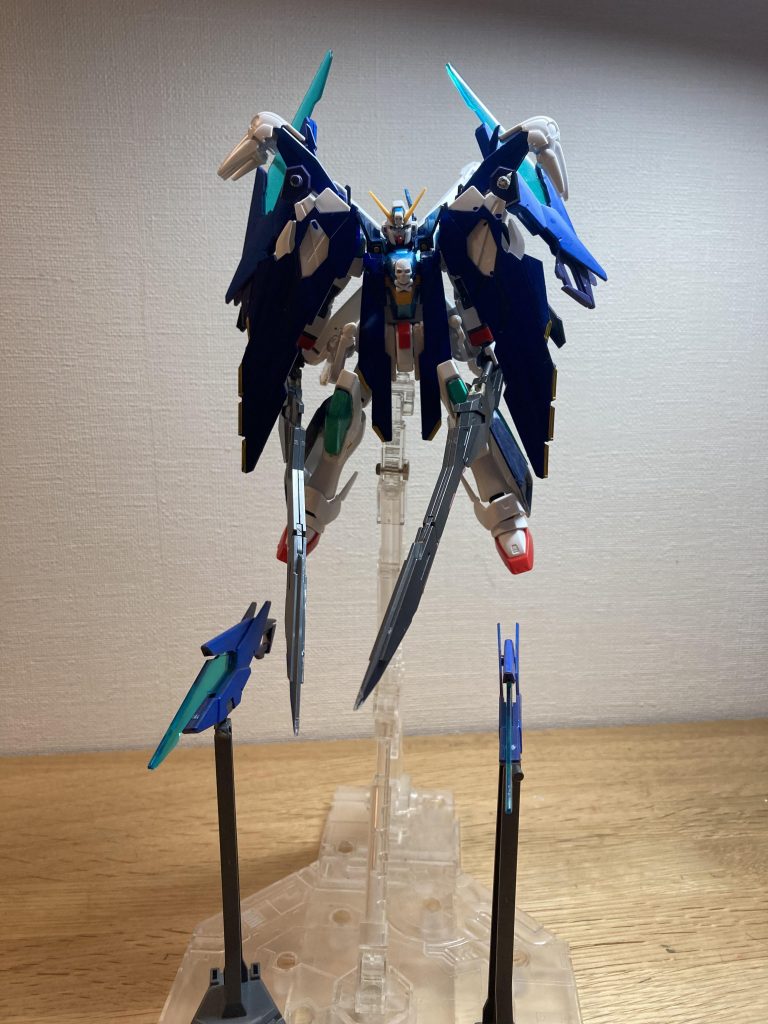 その代わりFファンネルが4つ装備されている ため遠距離でも攻撃ができるようになっている。また本来ファンネルは扱いが難しいがクロスボーンガンダムのシステム関係上ほかのファンネルよりは扱いが簡単になっている