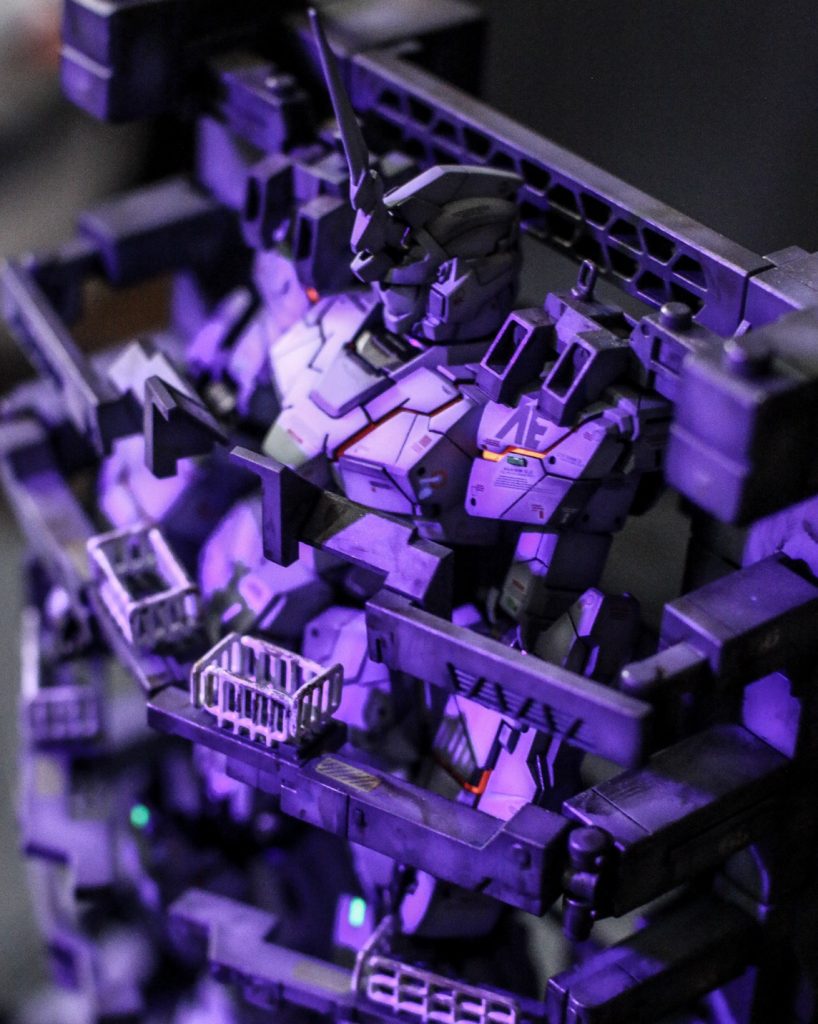 ブラックライトを当てると蛍光塗装したサイコフレームが光ります✨