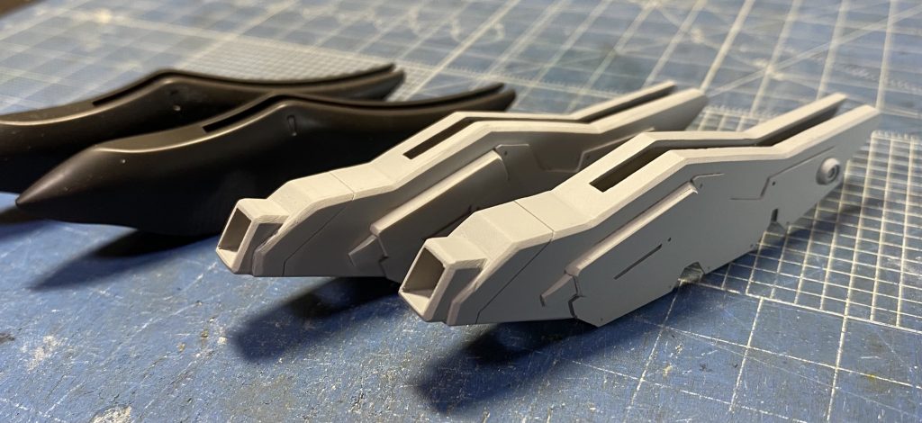 翼部グレーパーツをプラ板でスクラッチ。翼の展開時・収納時・可動時に干渉しないよう製作しました。