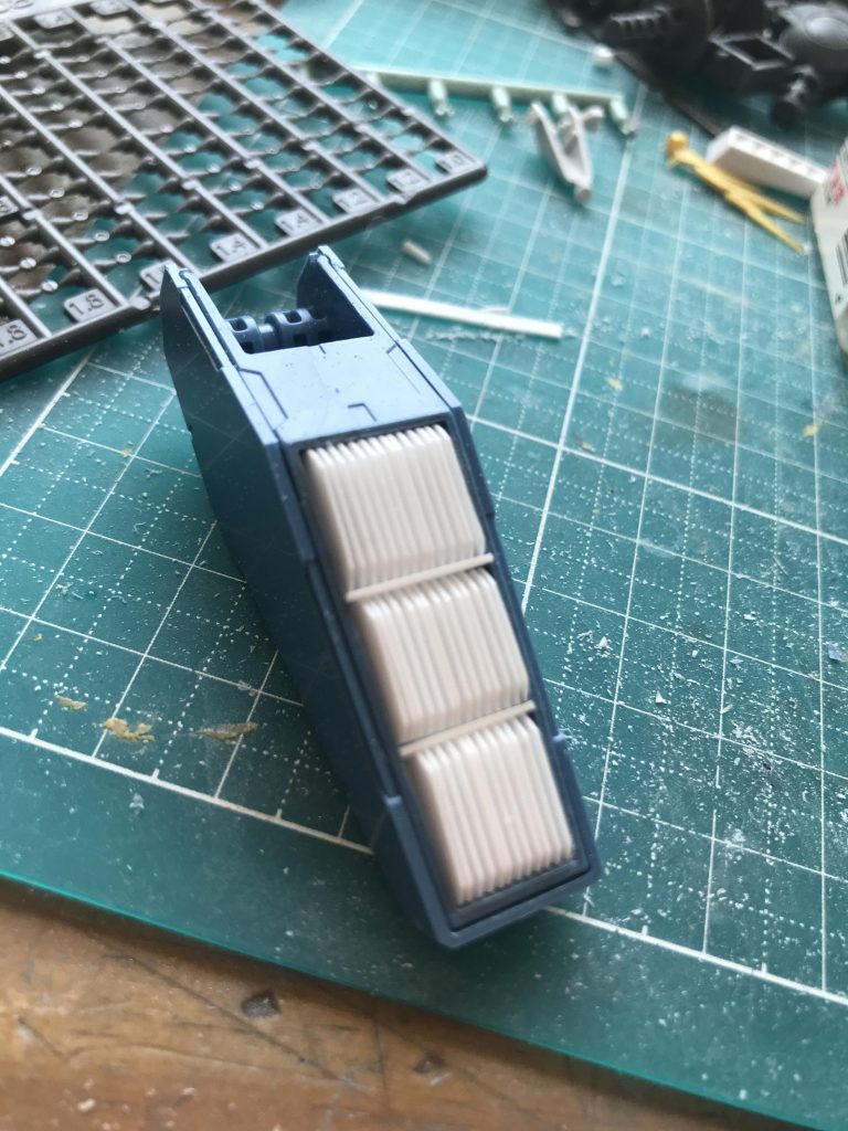 テールバインダーも、くり抜いてフィンをつけました。