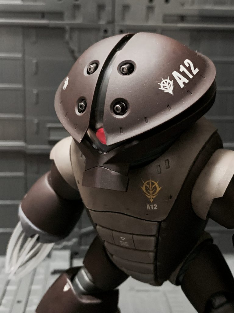 105mmバルカン砲。ガンメタリックで塗装しており、ギラっと光るのでアクセントになりました。旧ザクと同じ口径のマシンガンが4門ってすごいですよね。