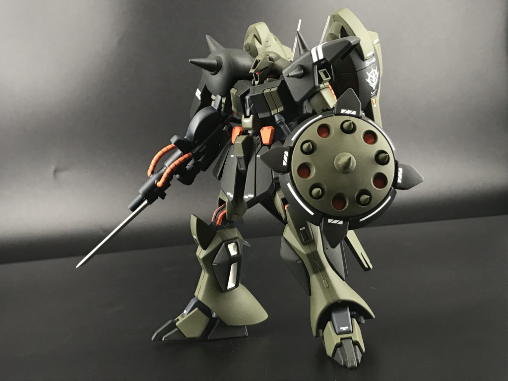 お次は一般兵仕様に武装追加した強化仕様。R・ギャギャの盾のミサイル穴を半分塞いでスパイクシールドにしています。バックパックは元のザクⅢバックパックの横につけているコネクターにガザDのバックパックを追加で装着出来るようにしています。ミサイルが多数内臓されているのでかなり武装が強化されています。